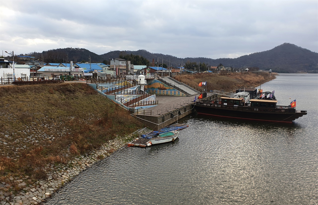 영산포등대 앞에 마련된 황포돛배 선착장. 황포돛배는 옛 영산포의 영화를 그리며 영산강을 오가는 관광용 배다.