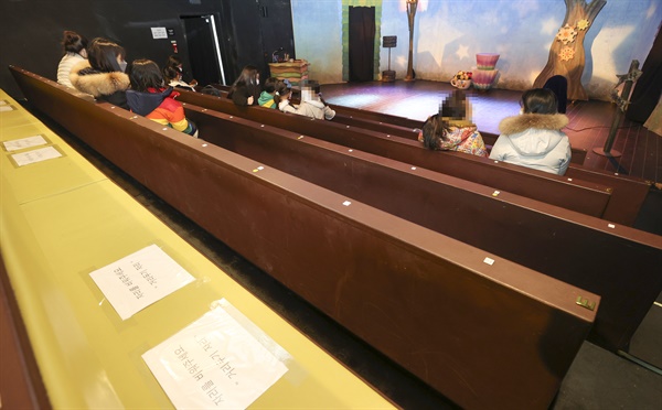 서울 종로구 혜화동 한 소극장에서 어린이를 동반한 시민들이 연극 공연을 기다리고 있는 모습. 