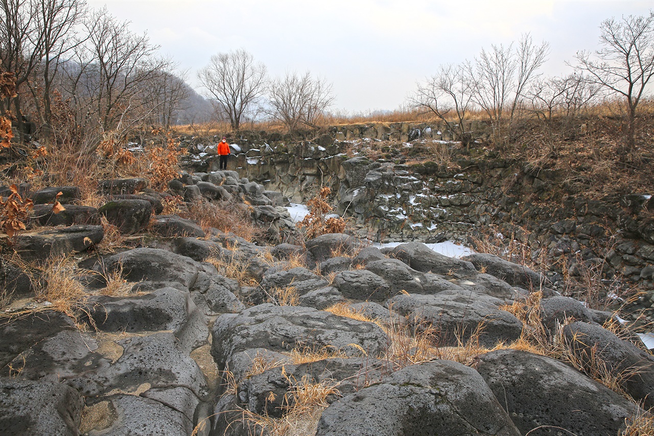 포천 교동가마소   건지천에 형성된 현무암 계곡인 가마소는 온통 시커먼 돌 투성이이다. 