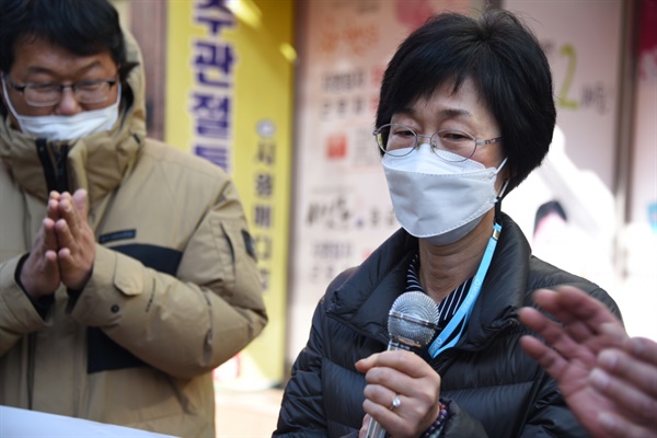 점심시간을 이용해 집회에 참가한 조선자 조합원은 “집회 참가를 두고 안에서(새마을금고 남항점) 많이 시달렸다. 여기까지 와주셔서 고맙다”라는 내용의 인사를 떨리는 목소리로 짤막하게 전했다. 용기 내 발언해 준 조선자 조합원에게 참가자들은 뜨거운 박수를 보냈다.