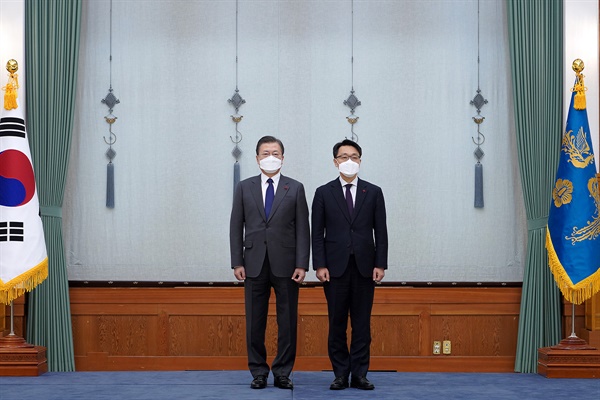 문재인 대통령이 21일 오전 청와대에서 김진욱 초대 고위공직자범죄수사처장에게 임명장을 수여한 후 기념촬영을 하고 있다.