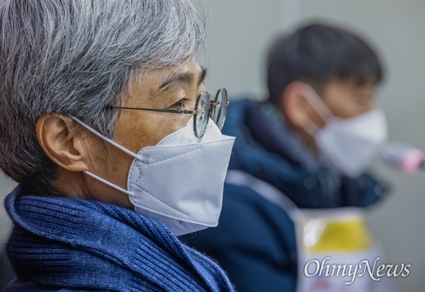 35년 전 노조활동으로 한진중공업에서 해고된 김진숙 민주노총 부산본부 지도위원이 21일 오후 서울 종로구 참여연대 회의실에서 열린 '노동자 김진숙 명예회복 및 복직을 위한 긴급 국회토론회에' 참석하고 있다.