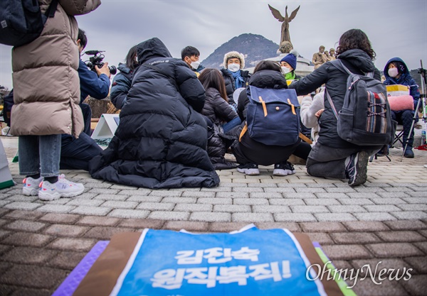 35년 전 노조활동으로 한진중공업에서 해고된 김진숙 민주노총 부산본부 지도위원이 21일 오전 서울 종로구 청와대 앞 분수대에서 토론회를 앞두고 자신의 명예회복과 복직을 위해 동조단식자들을 만나 대화를 하고 있다.