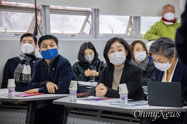 정의당 심상정 의원, 더불어 민주당 김영배, 이해식 의원 등이  21일 오후 서울 종로구 참여연대 회의실에서 열린 노동자 김진숙 명예회복 및 복직을 위한 긴급 국회토론회에 참석하고 있다. 