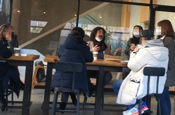 19일 서울 상암동의 한 스타벅스 매장에서 마스크를 턱까지 내리고 말을 하고 있는 김어준씨의 모습