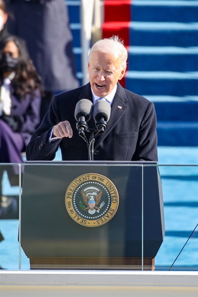 조 바이든 미국 대통령이 지난1월 20일(현지시간) 워싱턴DC의 연방의회 의사당에서 열린 취임식에서 선서를 마치고 연설하고 있다.