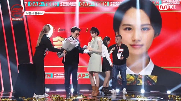  지난 21일 종영한 엠넷 '캡틴' 최종회의 한 장면.   심사위원 평가의 열세를 온라인 투표 결과로 역전시킨 송수우의 우승으로 막을 내렸다. 