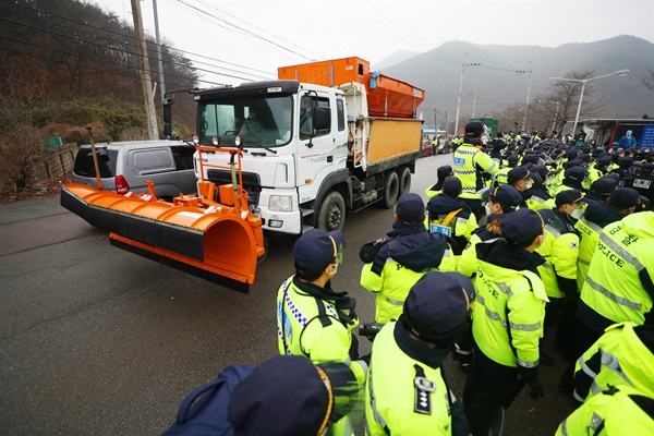  지난 1월22일, 경북 성주 사드(THAAD·고고도미사일방어체계) 기지에 공사 장비·자재를 실은 차들이 들어가고 있는 모습.