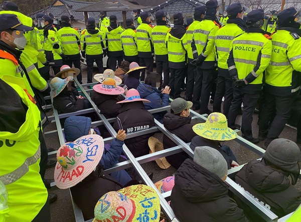 22일 오전 경북 성주 사드(THAAD·고고도미사일방어체계)기지 입구인 초전면 소성리 마을회관 앞에서 경찰이 시위 중인 주민을 해산하기 시작했다. 사진은 성주 소성리 마을회관 앞. 국방부는 이날 사드기지에 공사 장비와 자재를 반입할 계획이라고 전했다.