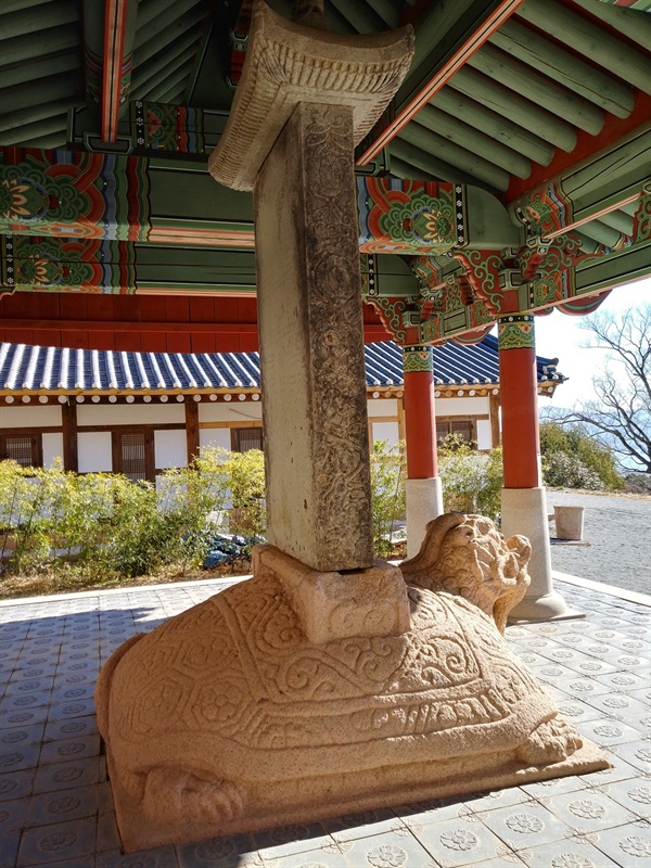 고려와 조선, 두 시대의 특징을 동시에 보여주는 독특한 비석이다.