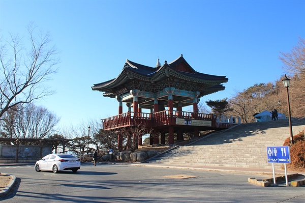 경주 석굴암 주차장에 세워져 있는 불국대종각 통일대종 모습