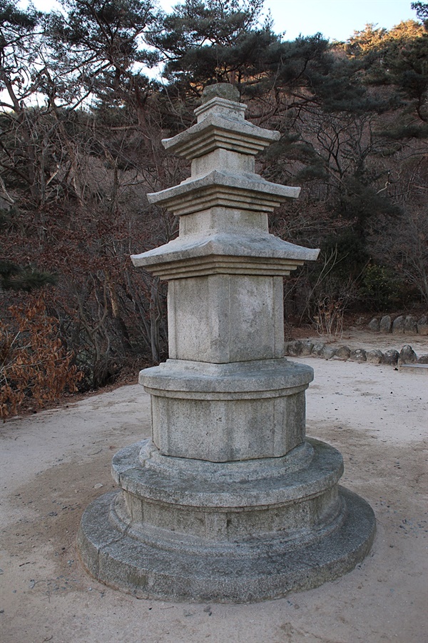 국내 유일 받침돌이 둥근 경주 석굴암 삼층석탑 모습