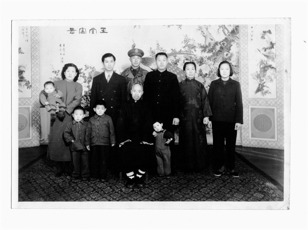 주대유씨 가족이 <평화각>에서 촬영한 가족 사진.
