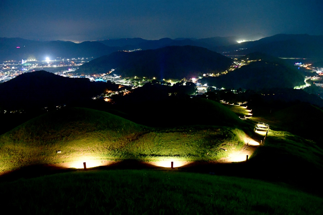 지산동 고분군에서 내려다본 고령군의 야경.