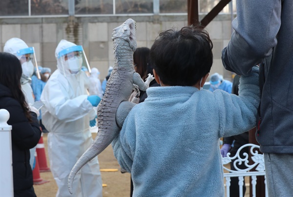 광주에서 북구의 한 교회 관련 확진자가 15명의 쏟아져 나와 24일 오전 확진자가 다녀간 광주 북구의 한 유치원에 차려진 임시 선별진료소에서 어린이가 코로나19 진단 검사를 받기 위해 대기하고 있다.