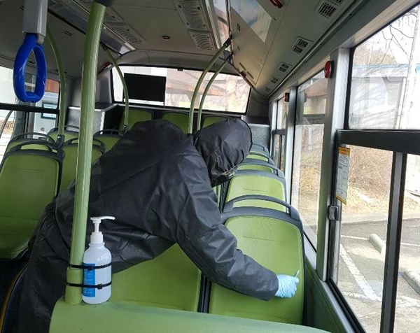 서울시보건환경연구원 관계자가 시내버스 좌석에서 표면 시료를 채취하고 있다.