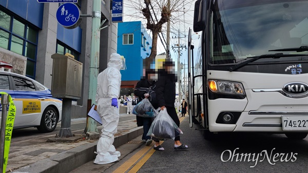 무더기 코로나19 확진자가 나온 대전 IM선교회와 관련해 학생들이 생활치료센터로 이송되고 있다.