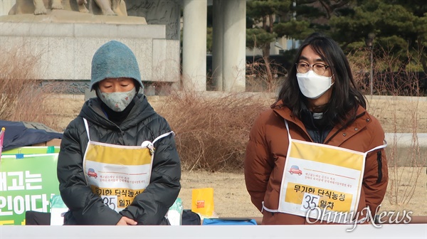 25일 서울 청와대 분수광장 앞에서 김진숙 복직 요구 기자회견이 진행됐다. 35일째 단식 중인 서영섭 신부와 김우 권리찾기유니온 활동가.