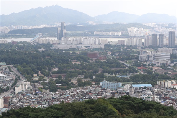 남산에서 본 서울 용산 미군기지 전경.