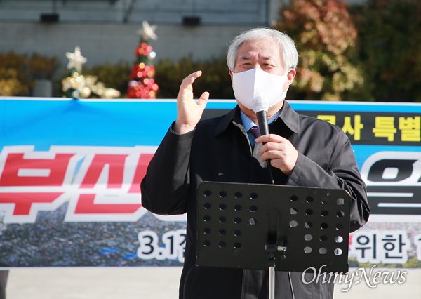 사랑제일교회 전광훈 목사가 25일 부산역 광장에서 문재인 대통령을 향해 또 막말과 욕설을 퍼붓고 있다.