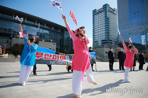  사랑제일교회 전광훈 목사가 25일 부산역 광장에서 문재인 대통령을 향해 또 막말을 쏟아낸 가운데, 지지자들이 성조기와 태극기를 들고 공연을 하고 있다.