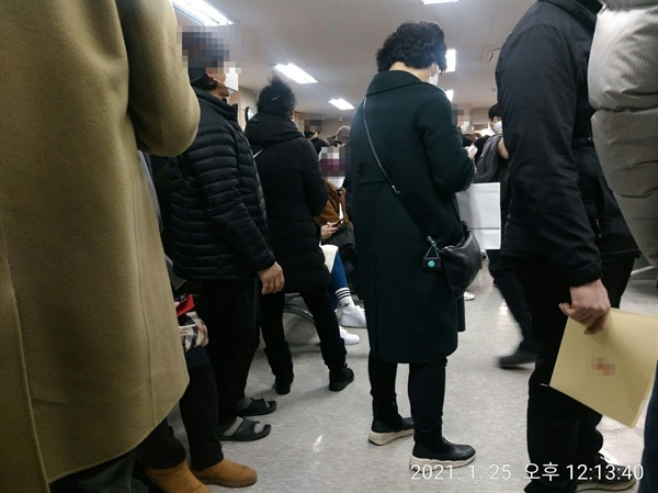 인천시 경영안정자금 지원 신청하려 소상공인이 인천신용보증재단으로 몰려들었다. 