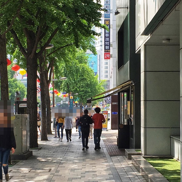 난민인정을 받은 난민이 서울의 한 거리를 걸어가는 모습