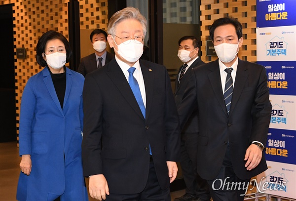 이재명 경기도지사와 서울시장 보궐선거에 나선 박영선 전 중소벤처기업부 장관, 우상호 의원이 26일 서울 여의도 글래드호텔에서 열린 경기도 기본주택 토론회에 참석하고 있다.