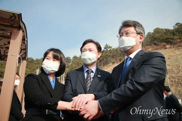 변성완(오른쪽) 부산시장 권한대행, 김영춘(가운데) 전 해수부 장관, 박인영 부산시의회 전 의장이 22일 가덕도 대항 전망대에서 손을 잡고 '가덕도 특별법 2월 통과' 의지를 모으고 있다.