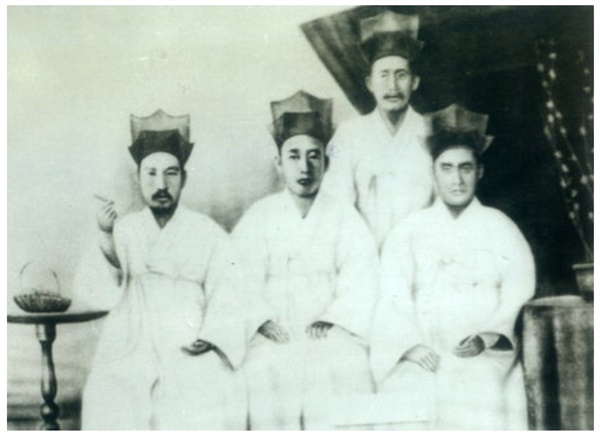 왼쪽부터 박영효, 김옥균, 이규완, 김홍조이다. 사진의 초상화의 원본은 사진이었으며, 복장도 한복이 아니라 양복 차림이었다고 한다. 