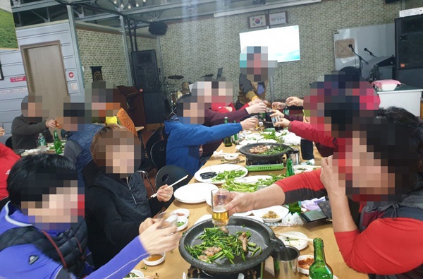 안동의 내년 지방선거 출마 예정자가 지지자 10여 명과 산행 후 점심 식사자리를 마련하고 술을 건배하며 사회적 거리두기와 5인 이상 모임금지를 무색하게 했다.