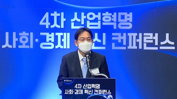  대통령 직속 4차산업혁명위원회가 27일 오전 10시부터 대한상공회의소 의원회의실에서 개최한 '4차산업혁명 사회·경제 혁신 컨퍼런스'에서 윤성로 위원장이 발언하고 있다.