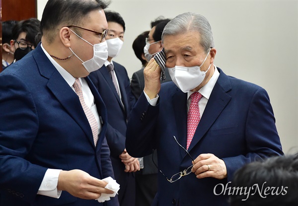 국민의힘 김종인 비상대책위원장이 27일 국회에서 신년 기자회견을 마친 뒤 이동하며 땀을 닦고 있다. 