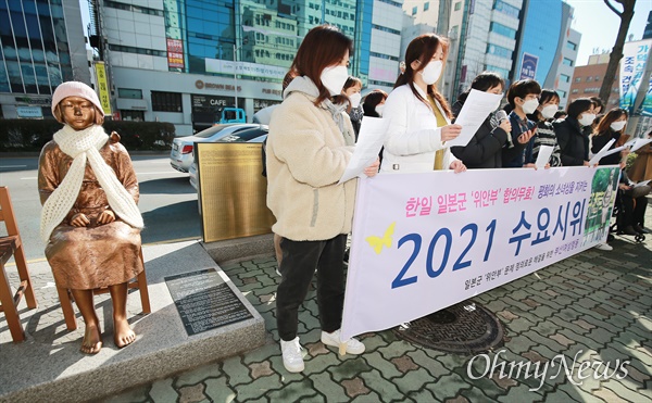 일본군 '위안부' 문제해결을 위한 부산여성행동이 27일 부산 일본영사관 앞 평화의 소녀상에서 61차 부산 수요시위를 열고 있다. 