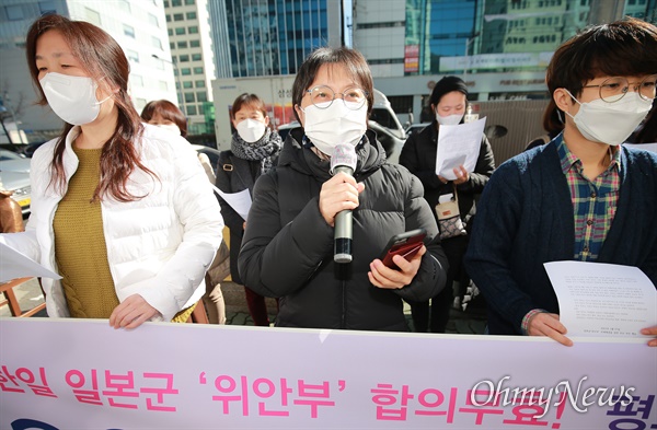 일본군 '위안부' 문제해결을 위한 부산여성행동이 27일 부산 일본영사관 앞 평화의 소녀상에서 61차 부산 수요시위를 열고 있다. 