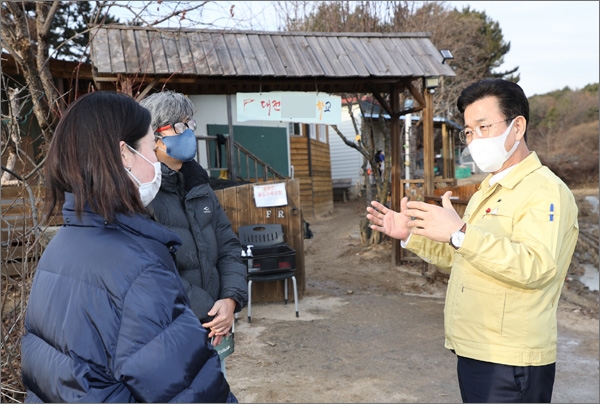 허태정 대전시장이 27일 오후 대전 유성구에 위치한 한 미인가 대안교육시설을 찾아 방역점검을 실시하고 있다.