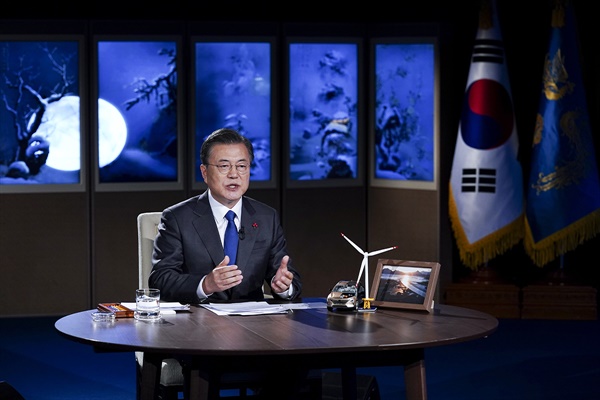 문재인 대통령이 27일 오후 청와대에서 화상으로 '2021 세계경제포럼(WEF) 한국정상 특별연설'에 참석해 연설을 하고 있다.