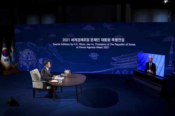 문재인 대통령이 27일 오후 청와대에서 화상으로 열린 2021 세계경제포럼(WEF) 한국정상 특별연설에 참석, 연설하고 있다.