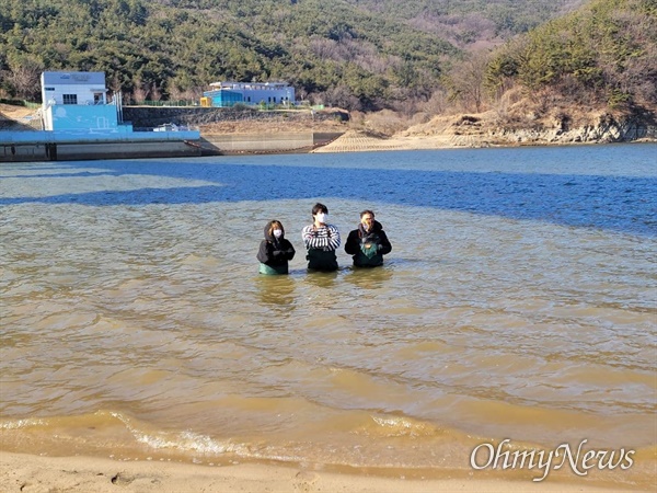 낙동강네트워크 활동가들은 낙동강 합천창녕보의 고정보 앞에서 텐트를 치고 1월 27일부터 28일 사이 "보 수문 개방"을 요구하며 밤새 야영했다.