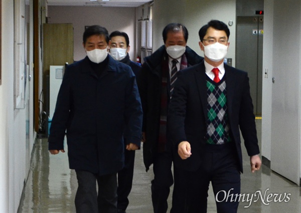 김병욱 무소속 국회의원이 28일 오전 대구지법 포항지원에서 열린 공직선거법 위반 등에 대한 1심 판결이 끝난 후 걸어나오고 있다.