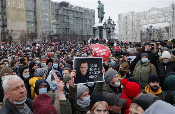 러시아 시민들이 1월 23일(현지시간) 수도 모스크바에서 야권 운동가 알렉세이 나발니의 석방을 촉구하는 시위를 벌이고 있다.
