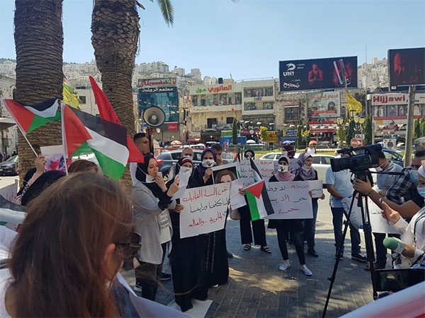 아디의 여성지원센터 참가자들이 주최한 팔레스타인 나블루스 최초의 여성폭력반대 시위 사진