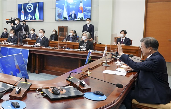 문재인 대통령이 28일 오후 청와대에서 열린 한-우즈베키스탄 화상 정상회담에 앞서 샤프카트 미르지요예프 우즈베키스탄 대통령에게 인사를 하고 있다. 