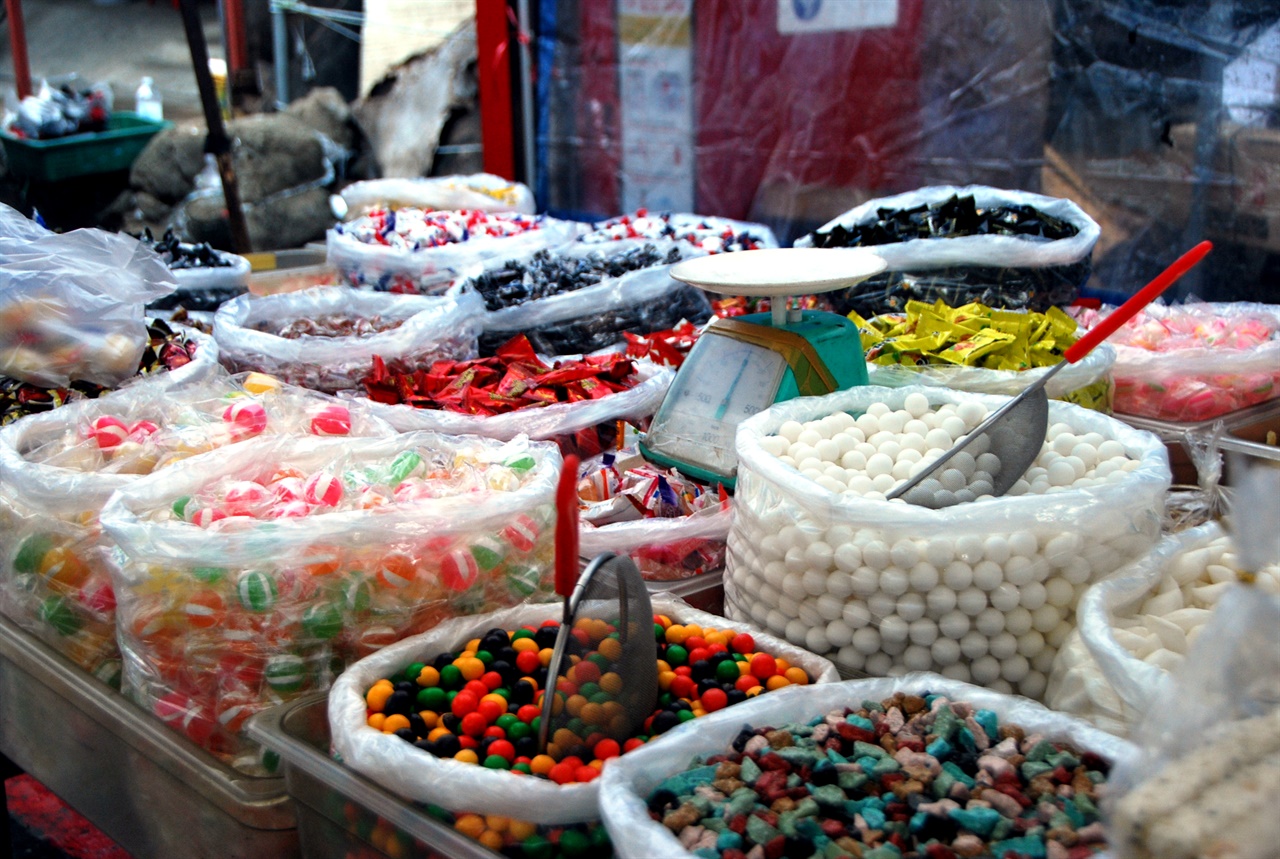 옛날 과자를 파는 좌판 위에는 색색의 사탕이 놓여 있다.