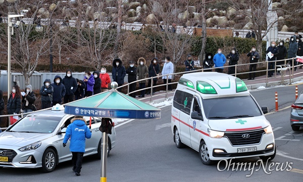  29일 오후 코로나19 집단감염이 발생한 서울 성동구 한양대병원에서 직원과 보호자 등 2천여명을 대상으로 전수조사가 진행되고 있다 (자료사진).