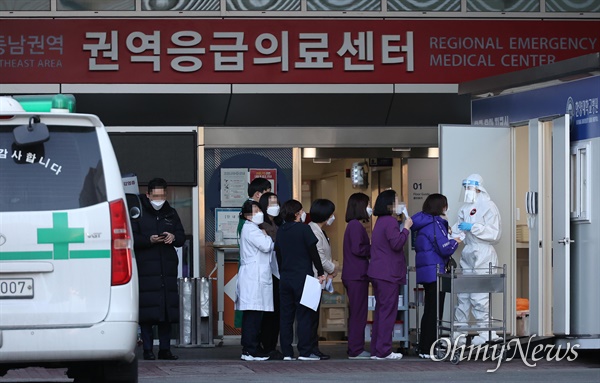 코로나19 집단감염이 발생한 서울 성동구 한양대병원에서 29일 오후 직원 2천여 명과 보호자를 대상으로 전수검사가 실시되고 있다.