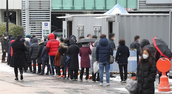 지난 30일 오전 신종 코로나바이러스 감염증(코로나19) 확진자가 나온 서울 한양대병원 선별진료소가 검사 대기자들로 붐비고 있다.