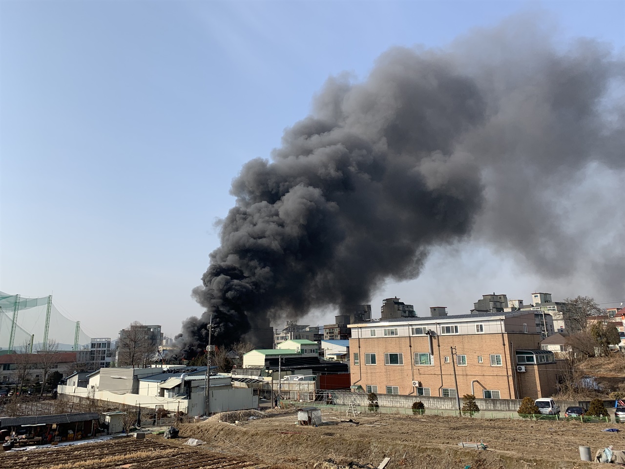  31일 오전 수원시 권선구 탑동에 있는 한 세탁물 공장에서 화재가 발생했다. 