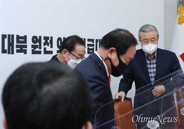 국민의힘 김종인 비상대책위원장이 지난 1월 31일 오후 국회에서 열린 대북 원전 의혹 긴급 대책회의에 참석하고 있는 모습. 