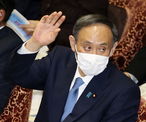스가 요시히데(菅義偉) 일본 총리. 사진은 지난 1월 25일 일본 중의원 예산위원회에서 답변하기 위해 손을 들고 있는 모습. 